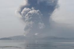 Gunung Berapi di Filipina Meletus: 10.000 Orang Mengungsi dan 240 Penerbangan Dibatalkan
