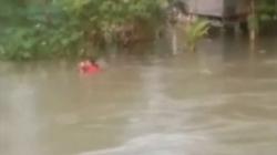 Video Viral Aksi Seorang Ibu Berenang saat Banjir Besar demi Kebutuhan Dapur di Samarinda