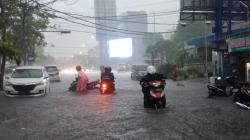 Diguyur Hujan 2 Jam, Banjir Rendam Sejumlah Wilayah di Kota Surabaya
