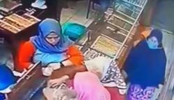 Rekaman CCTV Aksi 3 Ibu-Ibu Pencuri Emas di Tasikmalaya, 1 Pelaku Bawa Anak