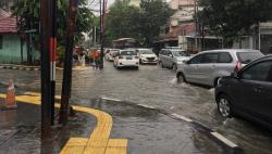 Hujan Sebabkan Genangan di Sejumlah Jalan di Jakarta, Pengendara Diimbau Cari Jalur Alternatif