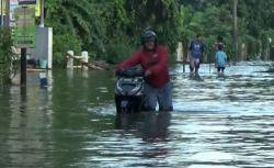 Saat Genangan Banjir di Tegal Jadi Area Bermain Anak-anak
