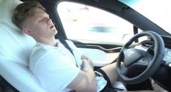 YouTuber Ini Jajal Teknologi Autopilot Tesla sejauh 1.931 Km, Ini Hasilnya
