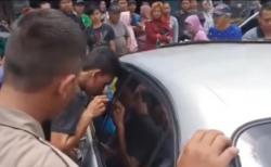 Video Anak Terkunci dalam Mobil Ditinggal Belanja di Tasikmalaya