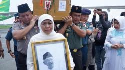 Tangis Khofifah Pecah saat Sampaikan 3 Wasiat Gus Sholah Sebelum Wafat, Ini Isinya