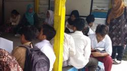 Pembangunan Sekolah Tak Kunjung Rampung, Siswa SD Bangunrejo 2 Yogyakarta Belajar di Pos Ronda