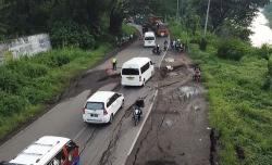 Jalur Utama Cirebon-Bandung di Sumedang Ambles 1 Meter, Macet hingga 5 Km