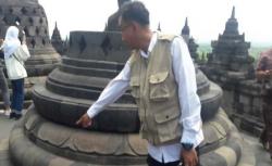 Stupa Candi Borobudur Dipenuhi Ribuan Bekas Permen Karet