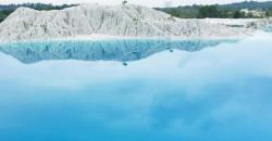 Terpikat Keindahan Danau Kaolin di Belitung, Airnya Kebiruan Dikelilingi Daratan Putih