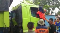 Panjat Truk Tronton, Bupati Lebak Marahi Sopir karena Dinilai Rusak Jalan