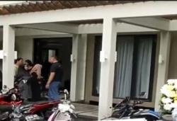 Video Suasana Rumah Duka Ashraf Sinclair, Artis dan Kerabat Berdatangan