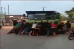 Viral, Detik-Detik Warga Medan Selamatkan 2 Pengendara Motor Terlindas Truk