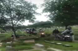 Video Pengendara Motor Nekat Lintasi TPU Menteng Pulo, Pemkot Jaksel Tutup Akses Jalan