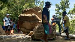 Batu Besar Seukuran Mobil di Gunungkidul Longsor Menutup Jalan