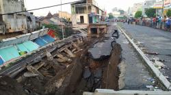 9 Ruko Ambruk, Polisi Tutup Sementara Jalan Raya Sultan Agung Jember