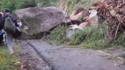 Longsoran Batu Besar Tutup Akses Utama Jalan Garut-Pameungpeuk