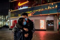 Kebiasaan Negara di Dunia yang Berubah Gara-Gara Virus Korona, dari Berciuman hingga Berbagi Sedotan