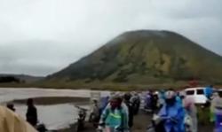 Video Kawasan Pasir Puncak Gunung Bromo Dilanda Banjir