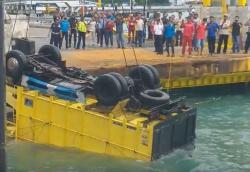 Truk Bermuatan 11 Ton Semen Terjun ke Laut di Dermaga 7 Pelabuhan Merak