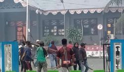Tak Terima Bupati Waropen Jadi Tersangka, Warga Bakar Kantor Bupati