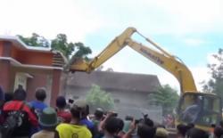 Video Suami di Ponorogo Hancurkan Rumah karena Istri Selingkuh