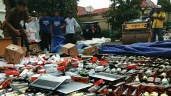 Kejari Palembang Lindas Laptop dan Ponsel Android Selundupan