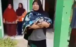 Video Viral Suami-Istri Gendong Jenazah Bayi karena Tak Ada Sopir Ambulans di Riau