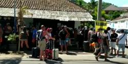 Gili Trawangan Ditutup, Turis Menumpuk di Pelabuhan Padangbai Bali<