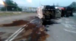 Truk Tangki Pertamina Terguling Dekat Exit Tol JORR Kalimalang, BBM Mengucur