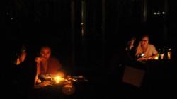 Bali Gelap Gulita saat Nyepi, Ini Penampakan Turis Makan dengan Pencahayaan Lilin