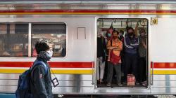 Hari Kelima PSBB, Stasiun Manggarai Ramai Penumpang
