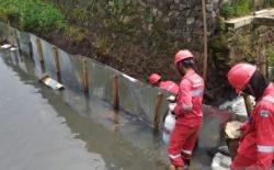 Sambungan Pipa Pertamina di Bandung Kendur, Solar Masuk ke Sungai Cinambo