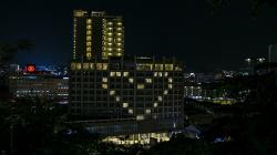 Simbol Cinta terhadap Petugas Medis, Nyala Lampu Hotel di Batam Berbentuk Hati