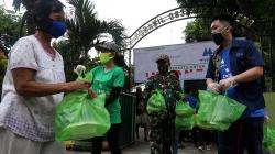 JCI East Java dan TNI Bagikan Paket Sembako dan Masker untuk Warga Terdampak Corona