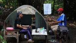 Karantina Mandiri, Pemudik dari Pekanbaru Ini Dirikan Tenda di Pinggir Sungai