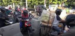 Hari Pertama PSBB di Tegal Banyak Pelanggaran, Warga Terobos Barikade Beton