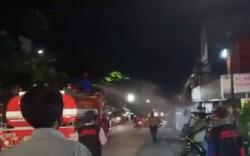 Gunakan Mobil Damkar, Petugas Semprot Warkop dan Pengunjung Bandel saat PSBB