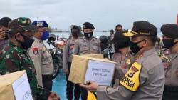 TNI-Polri di Maluku Berikan 400 Paket Kebutuhan Pokok untuk Warga Pulau Ambon dan Haruku