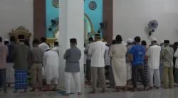 Warga Makassar Ngotot Salat Tarawih di Masjid saat PSBB, Petugas Rapid Tes Massal