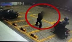 Rekaman CCTV Pencuri Motor Kepergok Warga Jakarta Timur, Pelaku Todongkan Senjata