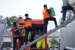 Pakai Kapal Perang, Pemprov Jatim Kirim 4.000 Paket Kebutuhan Pokok ke Kepulauan di Sumenep