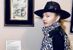 Madonna Ikut Aksi Protes Kematian George Floyd, Foto-Foto sang Diva Pakai Kruk Tersebar