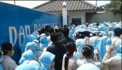 Tolak THR Dicicil, Ribuan Buruh di Subang Demo di Depan Pabrik