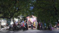 Pedagang Kaki Lima Padati Jalan Kramat Raya Jakarta