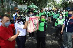 Dishub Jatim Bagikan 500 Paket Sembako untuk Ojol di Wilayah PSBB