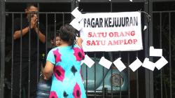 Warga Sidoarjo Ini Pakai Cara Unik Berbagi Amplop Lebaran