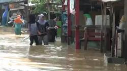 Banjir Rendam Ratusan Rumah di Paciran, Aktivitas Pasar Lumpuh