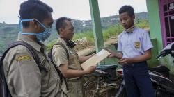Lewati Bukit, Guru-Guru di Batang Mengantar Langsung Tugas Ujian ke Rumah Siswa