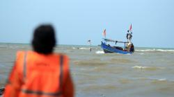 Dua Nelayan Tenggelam Diterjang Gelombang Tinggi di Muara Karangsong