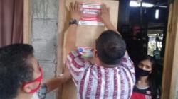 Dinsos Minahasa Tenggara Pasang Stiker ke Rumah Warga Penerima Bantuan Covid-19